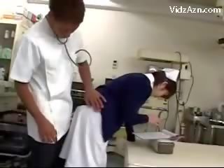 Enfermeira obtendo dela cona rubbed por expert e 2 enfermeiras em o surgery