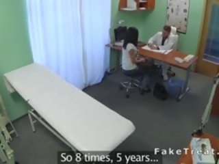 Bruna paziente cavalcate suo medico practitioner