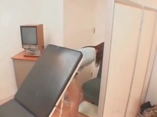 Asiática paciente conas aberto com espéculo em o médico