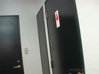 Asiatisk tenåring enchantress klipp twat mens pissing i en toalett