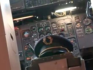 Stjuardess movs kuidas kuni täiuslik sõitma edasi a nokkija