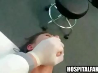 Pacient dostane fucked a cummed na podľa ju intern