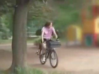 Japonais lassie masturbated tandis que chevauchée une specially modified cochon agrafe bike!