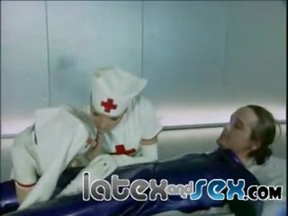 Lateks nurses treat a rezin gas maska fellow