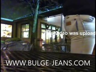 Неймовірно величезний висіла bulge джинси