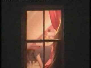 Stevig model- betrapt naakt in haar kamer door een venster peeper