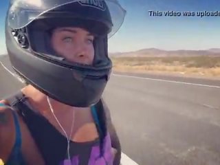 Felicity feline motorcycle deity ratsastus aprilia sisään rintaliivit