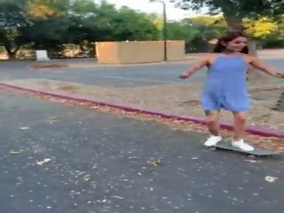 Vytetovať korčuliar dievča vanessa vega v skateboarding a striekať v verejnosť