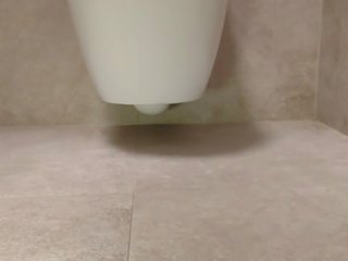 Pożądany stopy w the toaleta