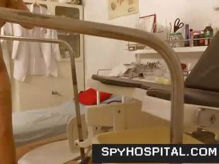 Druzgocący nogi wysoki obcasy nastolatka went do ginekolog ukryty kamera wideo