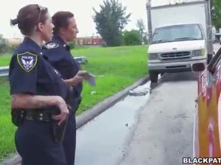 Weiblich cops ziehen über schwarz suspect und saugen seine peter