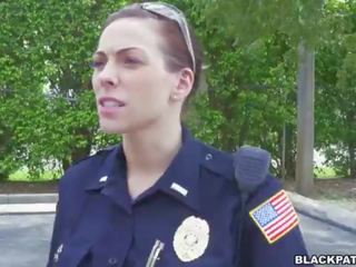 Ženska cops potegnite več črno suspect in sesati njegov peter