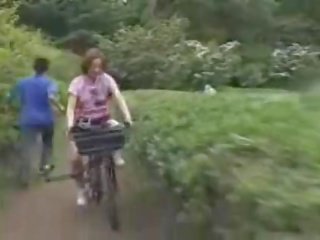 Japonská paní masturbated zatímco na koni a specially modified x jmenovitý video bike!