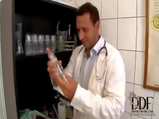Medic nick spanks lui pacient